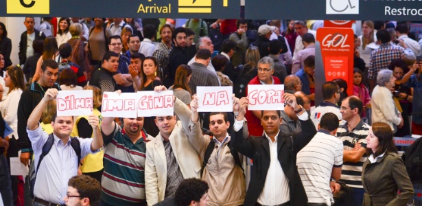 Grupo de passageiros participa de protesto no Aeroporto Santos Dumont, no centro do Rio, após o local ser fechado para pousos e decolagens - Adriano Ishibashi/Frame/Estadão Conteúdo