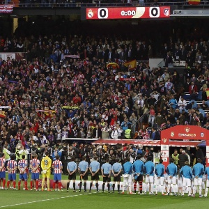 17.mai.2013 - Jogadores de Real Madrid, de azul, e Atlético de Madri perfilam-se para o hino da Espanha, antes da final da Copa do Rei - EFE/Juan Carlos Hidalgo