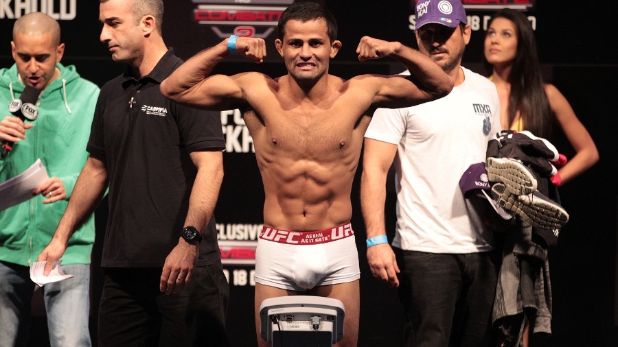 Jussier Formiga se pesa antes do UFC Jaraguá em maio de 2013 - Marco Dutra/UOL Esporte