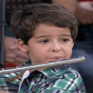 Luiz Felipe Lima, o Júnior de "Salve Jorge", toca flauta no "Encontro Com Fátima Bernardes"