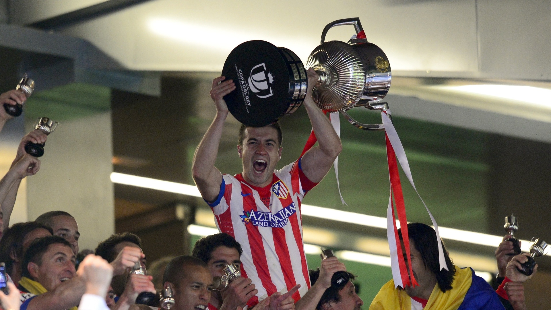 17.mai.2013 - Meia e capitão Gabi, do Atlético de Madri, levanta o troféu de campeão da Copa do Rei da Espanha - AFP PHOTO / JAVIER SORIANO