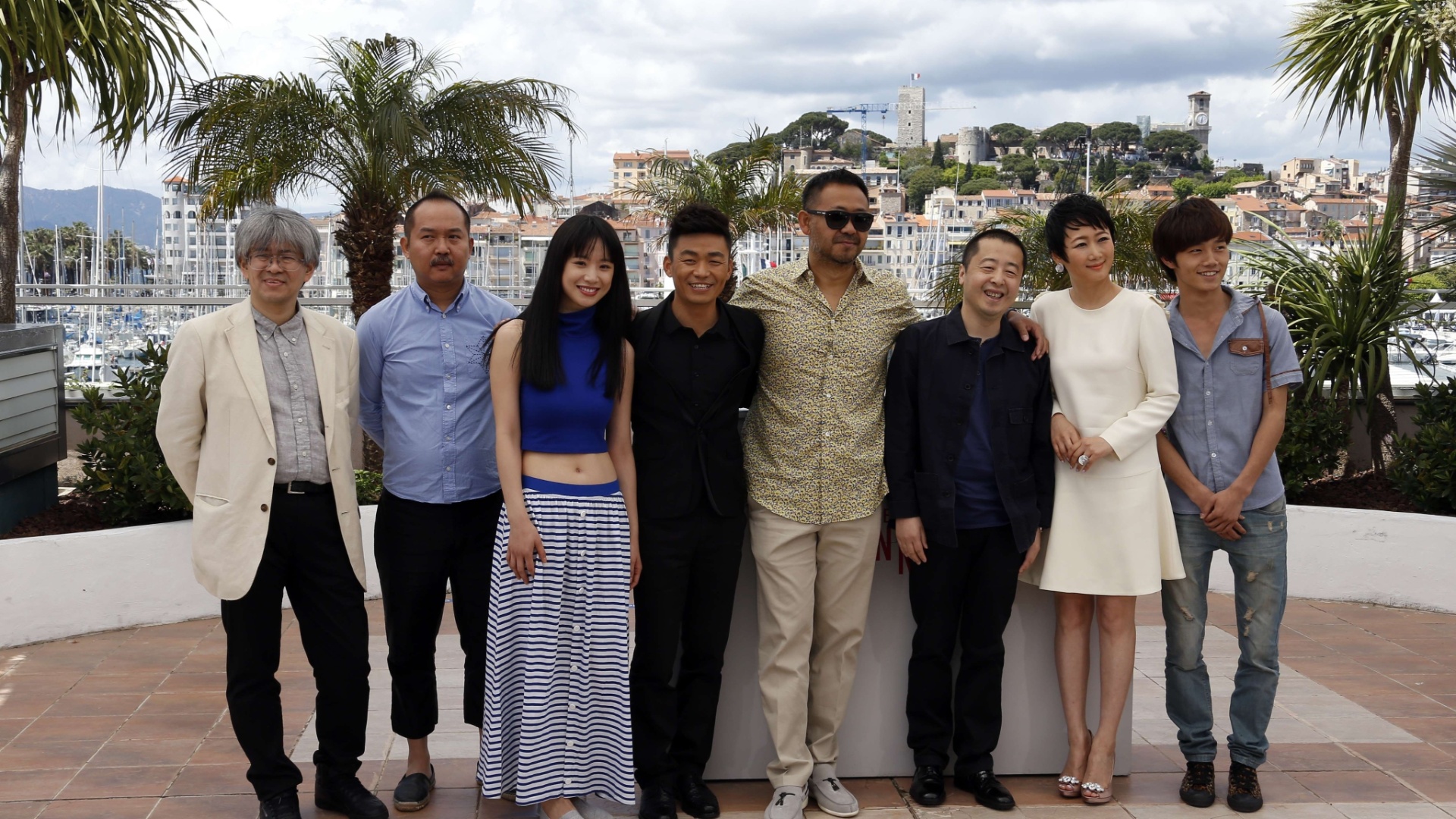 17.mai.2013 - Shozo Ichiyama, Lik Wai Yu, Meng Li, Wang Baoqiang, Wu Jiang, ,Zhangke Jia, Tao Zhao e Lanshan Luo divulgam "Tian Zhu Ding" no Festival de Cannes 2013 - Valery Hache/AFP
