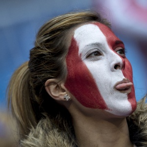 17.mai.2013 - Torcedora do Atlético de Madri aguarda o início da final da Copa do Rei, contra o rival Real Madrid - AFP PHOTO/DANI POZO