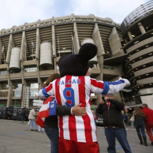 17.mai.2013 - Torcedores do Atlético de Madri chegam ao estádio Santiago Bernabéu para a final da Copa do Rei, contra o rival Real Madrid - EFE/Javier Lizon