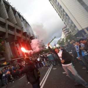 17.mai.2013 - Torcedores do Real Madrid chegam ao estádio Santiago Bernabéu para a final da Copa do Rei, contra o rival Atlético de Madri - EFE/Javier Lizon