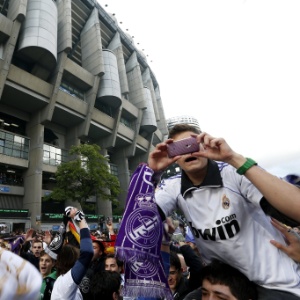 17.mai.2013 - Torcedores do Real Madrid chegam ao estádio Santiago Bernabéu para a final da Copa do Rei, contra o rival Atlético de Madri - EFE/Javier Lizon
