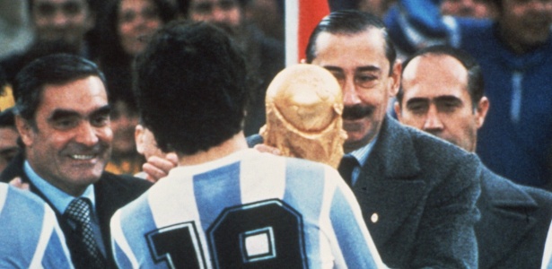 General Videla entregou a taça da Copa do Mundo para Daniel Passarella em 78 - EFE