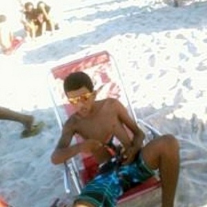 De acordo com a polícia, Lucas Viana da Silva, 19, postou uma foto dele relaxado na praia, de bermuda, óculos escuros e beliscando salgadinhos - Divulgação/Polícia Civil de São Paulo