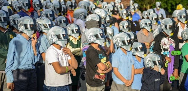 Moradores da cidade australiana de Wee Waa vestem capacetes do Daft Punk em preparação para o lançamento do novo álbum da dupla - Shanna Whan/EFE