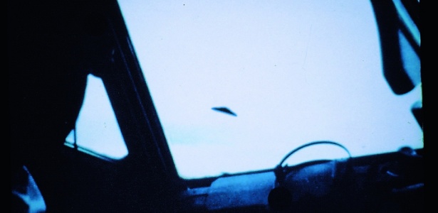 Óvni com tamanho estimado em 40 metros de diâmetro é fotografado entre Manaus e Belém, sobre a floresta, pela tripulação de um Boeing da Varig, em 1976; além do registro fotográfico e do depoimento da tripulação, o artefato foi detectado pelo radar de bordo, segundo a revista UFO - Divulgação/Revista UFO