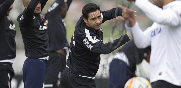 Chicão se alonga durante o último treino do Corinthians  - Daniel Augusto Jr./Ag. Corinthians