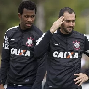 Neymar coloca nomeros de esparadrapo nas camisas dos jogadores durante  Treino do Santos FC