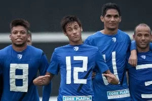 Neymar coloca nomeros de esparadrapo nas camisas dos jogadores durante  Treino do Santos FC