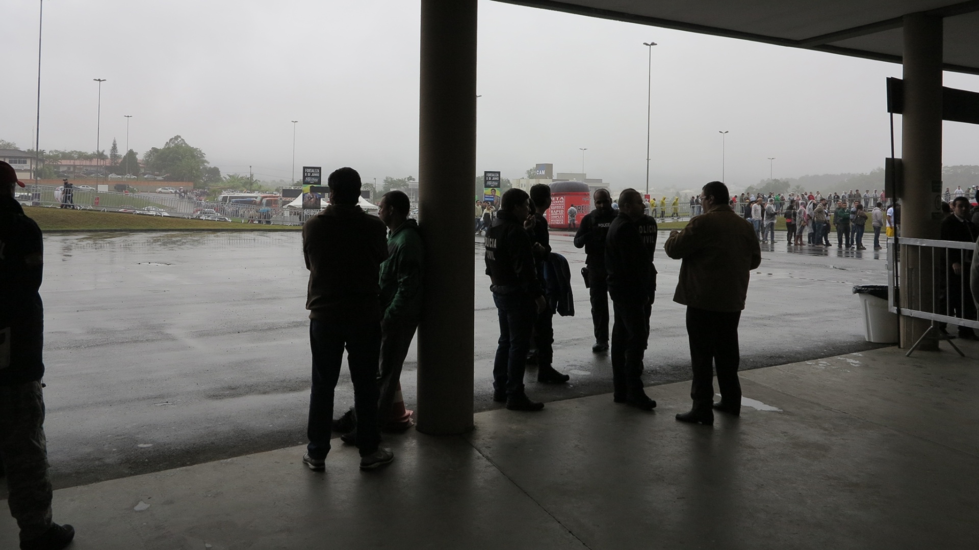 18.mai.2013 - Alguns já se protegem da chuva em parte coberta - Jorge Corrêa/UOL