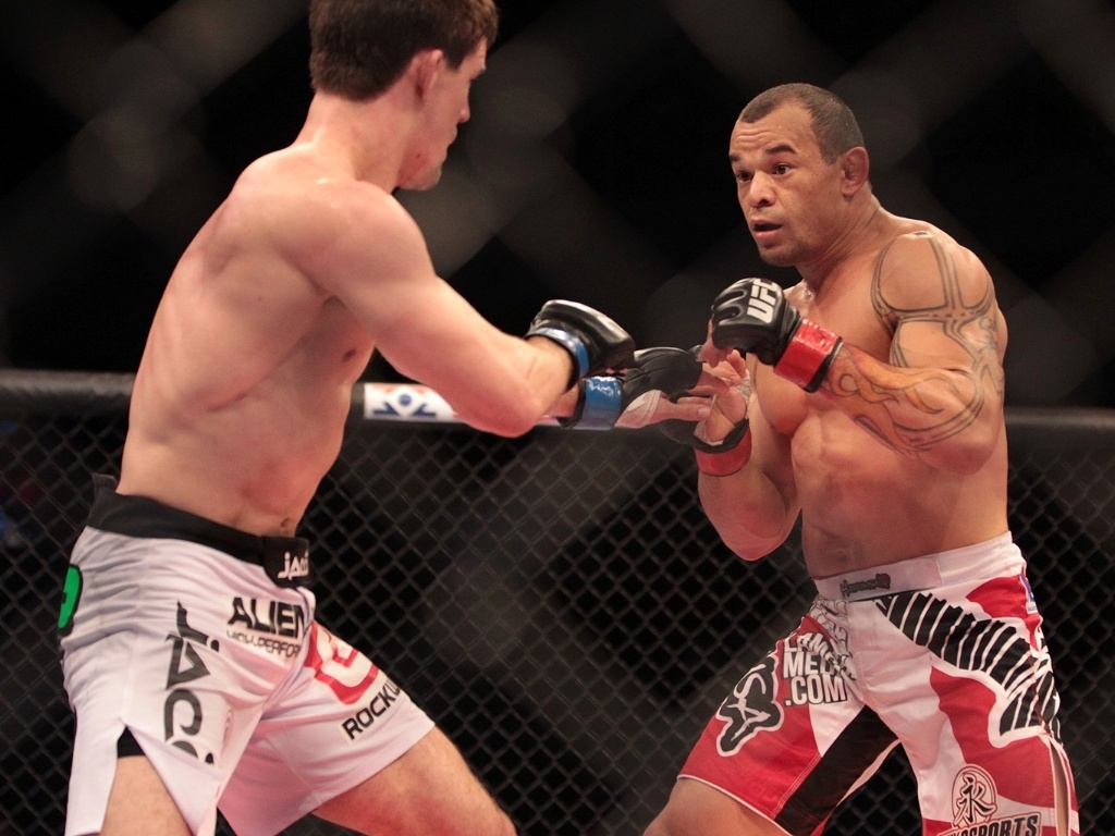 18.mai.2013 - Após 2min no segundo assalto, Tibau encaixou bom soco e manda John Cholish para a lona - Marco Dutra/UOL