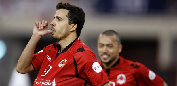 Nilmar comemora gol na vitóriasobre o Al Sadd, que valeu o título da Copa do Emir - REUTERS/Fadi Al-Assaad