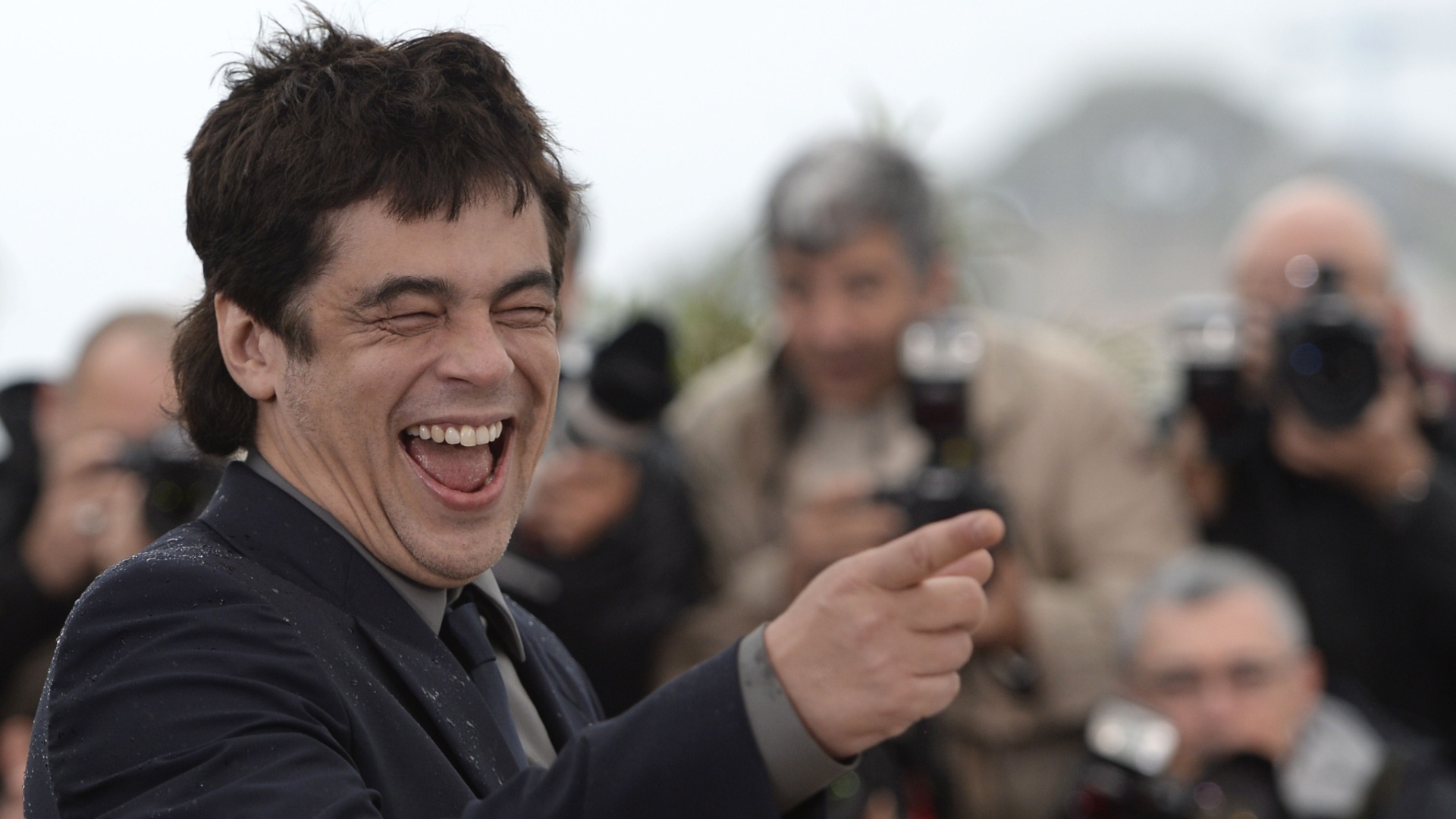 18.mai.2013 - Ator Benicio Del Toro se diverte em sessão de fotos para divulgar filme "Jimmy P. Psychotherapy of a Plains Indian", que está na disputa pela Palma de Ouro - Anne-Christine Poujoulat/AFP