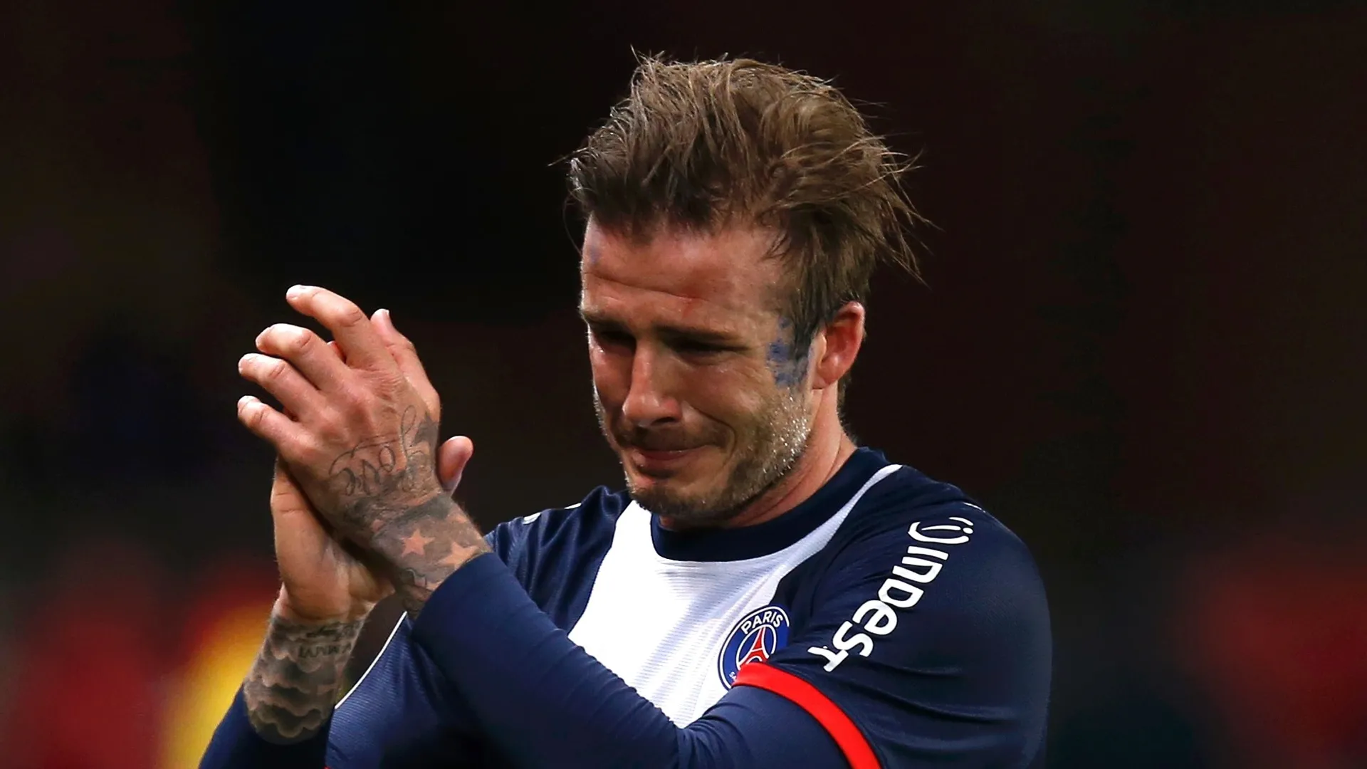 18.mai.2013 - Beckham se emocionou e agradeceu aos aplausos da torcida - Gonzalo Fuentes/Reuters