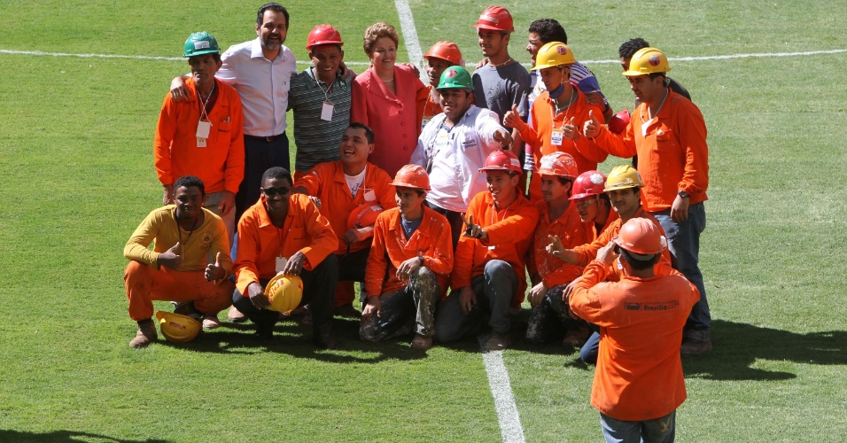 18.mai.2013 - Dilma posa para fotografia com operários que atuaram nas obras do estádio