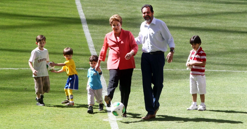 18;mai.2013 - Dilma Rousseff brinca com crianças durante inauguração do Estádio Mané Garrincha
