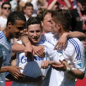 18.mai.2013 - Draxler comemora o gol que abriu o placar do confronto entre Schalke 04 e Freiburg - THOMAS KIENZLE/AFP PHOTO