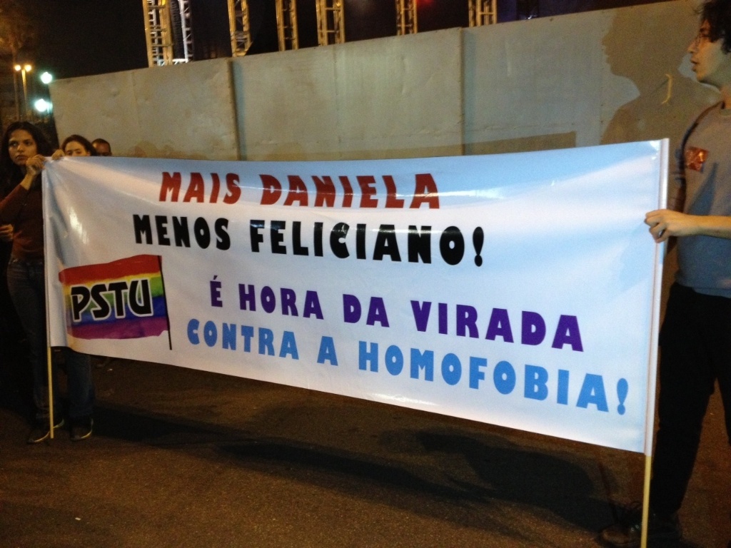 18.mai.2013 - Durante a Virada Cultural, público leva cartaz onde se lê "Mais Daniela, Menos Feliciano. A hora da virada da homofobia" ao show da cantora Daniela Mercury no Palco Júlio Prestes - Estefani Medeiros/UOL