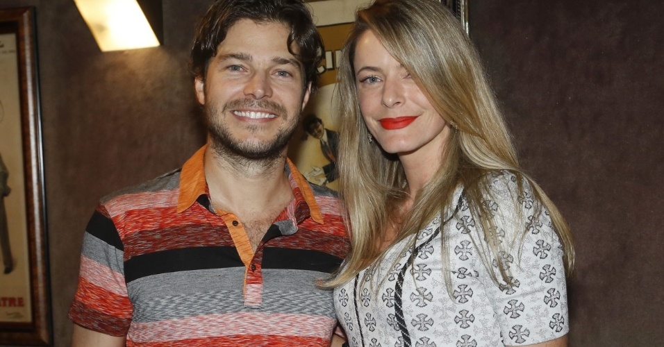 18.mai.2013 - Erik Marmo e a mulher, Larissa Burnier, na reestreia da peça "Cruel", no Rio