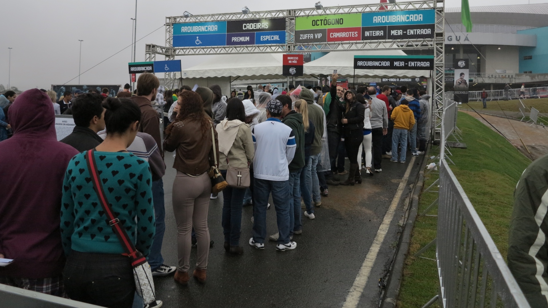18.mai.2013 - Espectadores já se concentram no entorno da arena - Jorge Corrêa/UOL