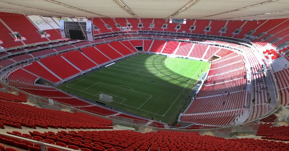 18.mai.2013 - Estádio Mané Garrincha foi inaugurado na manhã deste sábado