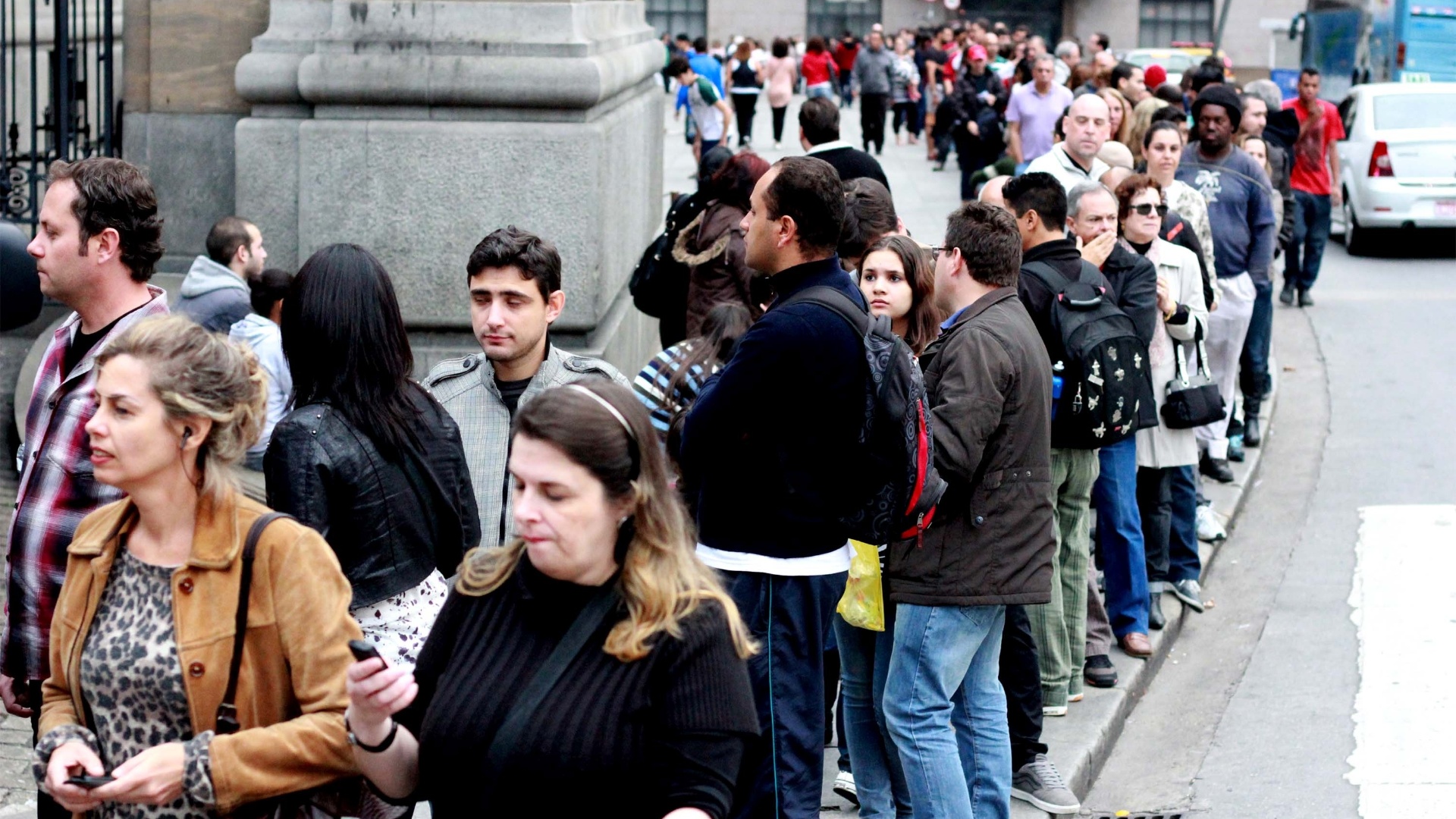 18.mai.2013 - Fila para entrar no Teatro Municipal já era grande desde a tarde deste sábado. No local, serão realizados shows que reproduzem na íntegra discos clássicos de nomes como Fagner, Walter Franco e Wanderléa. A organização recomenda chegar com duas horas de antecedência para retirar senhas. Quem não conseguir entrar pode ver os shows por um telão - Eduardo Ferreira/Futura Press/Agência Estado