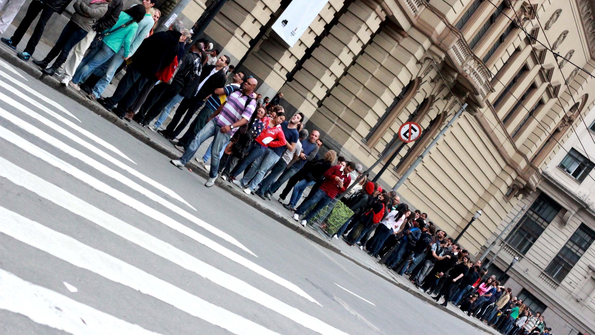 18.mai.2013 - Fila para entrar no Teatro Municipal já era grande desde a tarde deste sábado. No local, serão realizados shows que reproduzem na íntegra discos clássicos de nomes como Fagner, Walter Franco e Wanderléa. A organização recomenda chegar com duas horas de antecedência para retirar senhas. Quem não conseguir entrar pode ver os shows por um telão - Eduardo Ferreira/Futura Press/Agência Estado