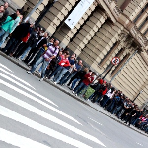 18.mai.2013 - Fila para entrar no Teatro Municipal já era grande desde a tarde deste sábado. No local, serão realizados shows que reproduzem na íntegra discos clássicos de nomes como Fagner, Walter Franco e Wanderléa. A organização recomenda chegar com duas horas de antecedência para retirar senhas. Quem não conseguir entrar pode ver os shows por um telão - Eduardo Ferreira/Futura Press/Agência Estado
