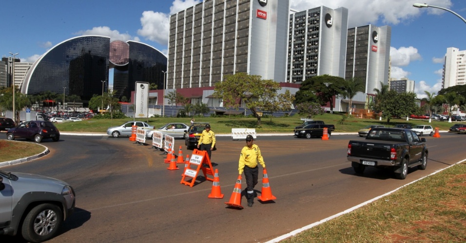 18.mai.2013 - Funcionários da companhia de trânsito em Brasília organizam o tráfego nos arredores do estádio Mané Garrincha
