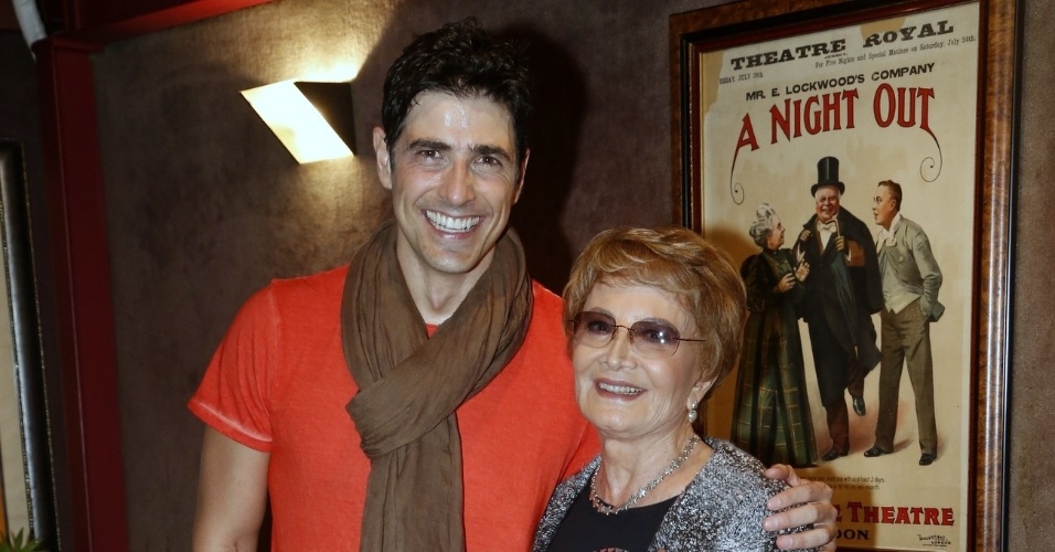18.mai.2013 - Gianecchini recebe a visita de Glória Menezes na reestreia da peça "Cruel", no Rio