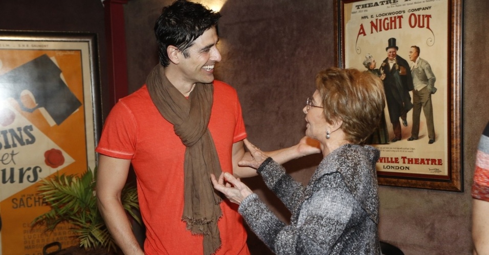 18.mai.2013 - Gianecchini recebe a visita de Glória Menezes na reestreia da peça "Cruel", no Rio