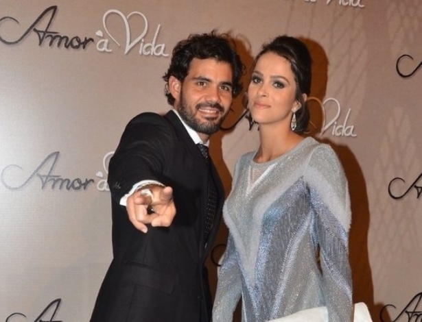 18.mai.2013 - Juliano Cazarré acena para foto com a mulher Juliana Bastos
