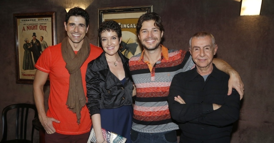 18.mai.2013 - Larissa Maciel confere reestreia da peça "Cruel" ao lado de Gianecchini, Erik Marmo e Elias Andreato