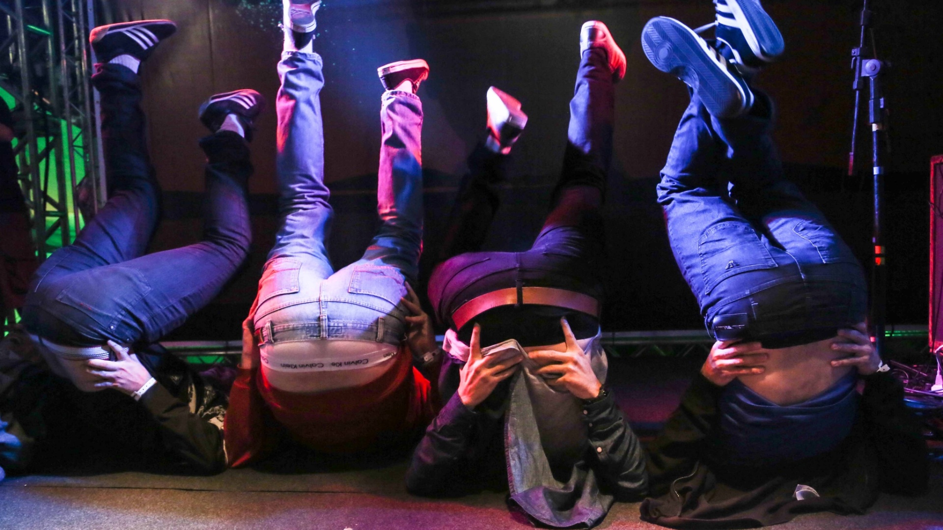 18.mai.2013 - O humorista Danilo Gentili terminou sua apresentação no Palco Stand Up da Virada puxando os passos da dança "Quadradinho de Oito". Todos os humoristas no palco também seguiram os passos do comediante e entraram na brincadeira. - William Volcov/Brazil Photo Press/Conteúdo Estadão