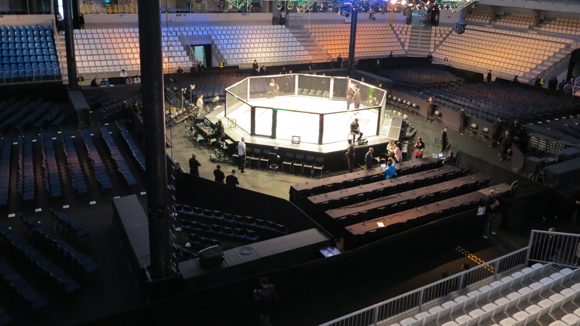 18.mai.2013 - Octógono está pronto para o UFC em Jaraguá do Sul - Jorge Corrêa/UOL