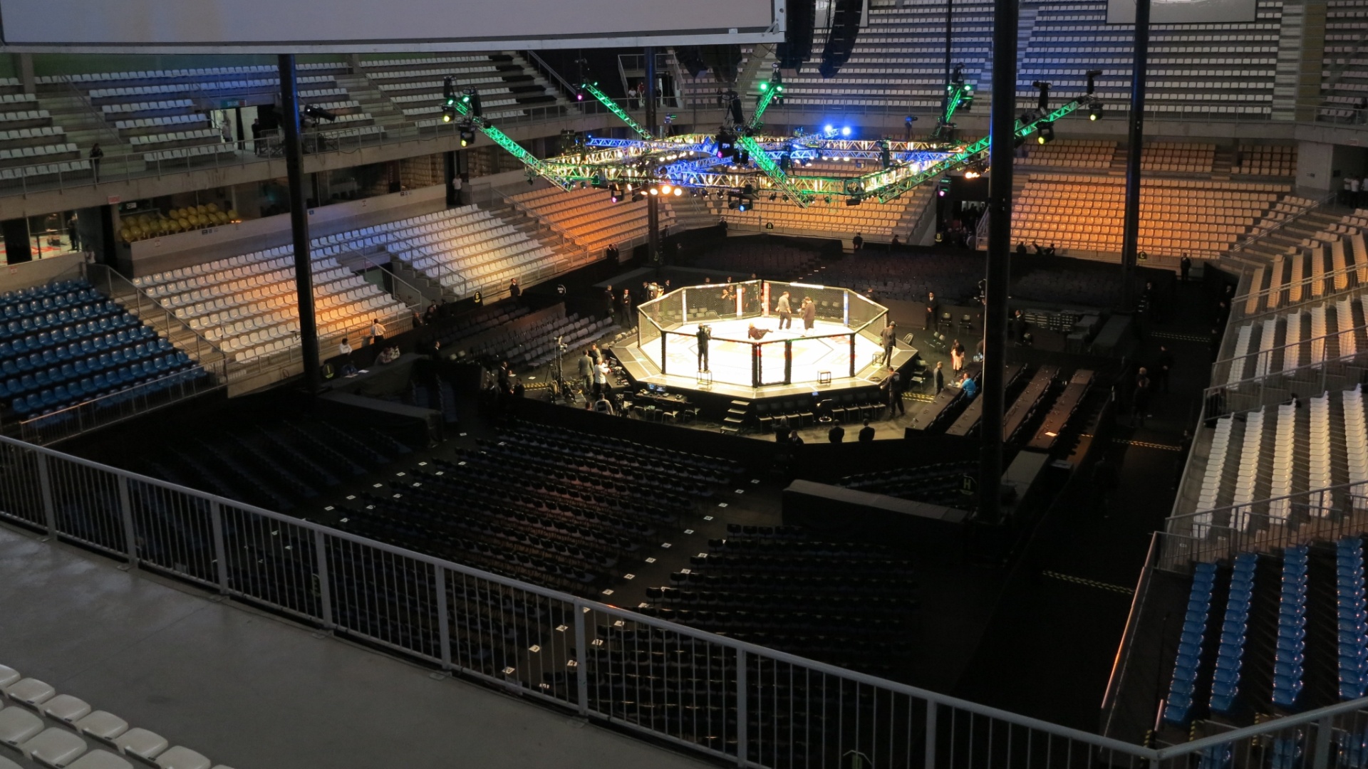 18.mai.2013 - Octógono está pronto para o UFC em Jaraguá do Sul - Jorge Corrêa/UOL