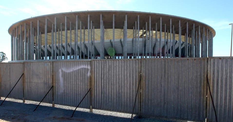 18.mai.2013 - Parte externa do Estádio Mané Garrincha