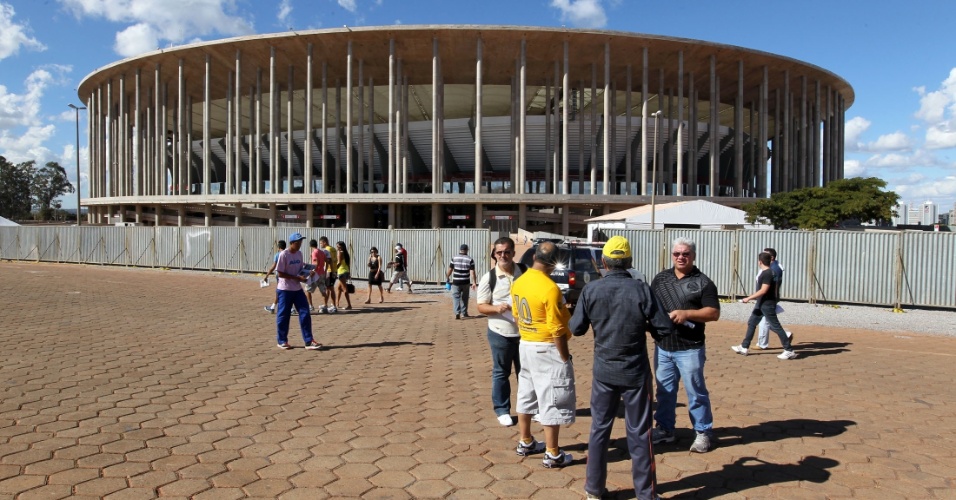 18.mai.2013 - Pessoas circulam ao redor do estádio Mané Garrincha, inaugurado na manhã deste sábado, em Brasília.