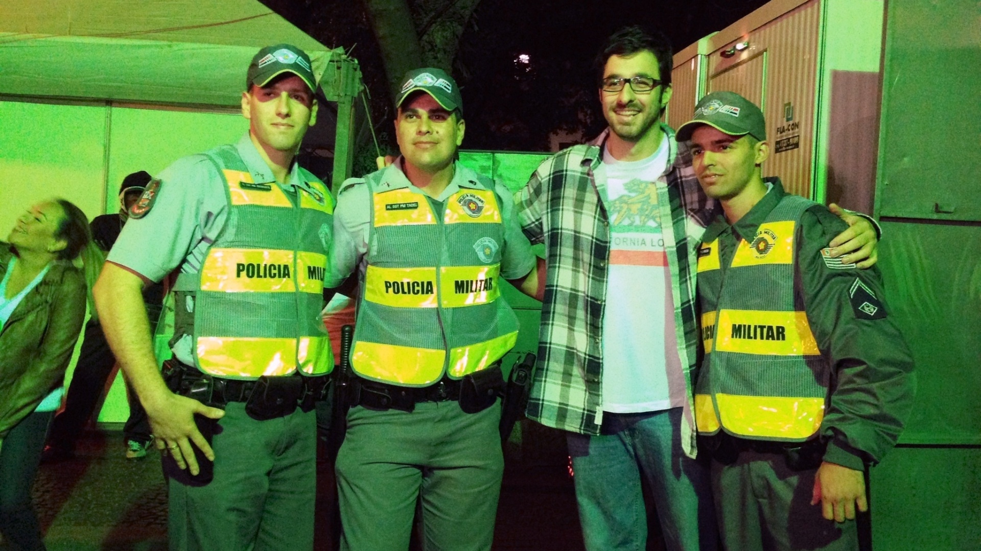 18.mai.2013 - Policiais tietam o humorista Rafinha Bastos antes de sua apresentação no Palco Sé da Virada Cultural 2013 - Adriana de Barros/UOL