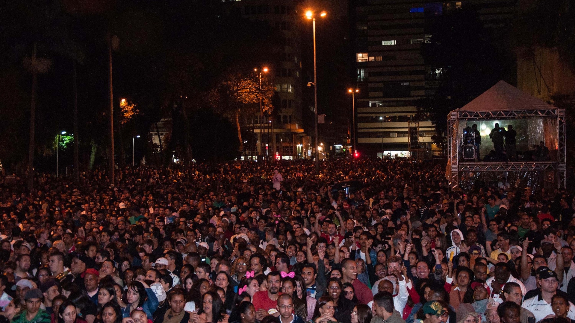 18.mai.2013 - Público acompanha apresentação de Leandro Lehart durante a 9ª edição da Virada Cultural no Palco Praça da República, em São Paulo - PETER LEONE/FUTURA PRESS/ESTADÃO CONTEÚDO