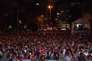18.mai.2013 - Público acompanha apresentação de Leandro Lehart durante a 9ª edição da Virada Cultural no Palco Praça da República, em São Paulo - PETER LEONE/FUTURA PRESS/ESTADÃO CONTEÚDO