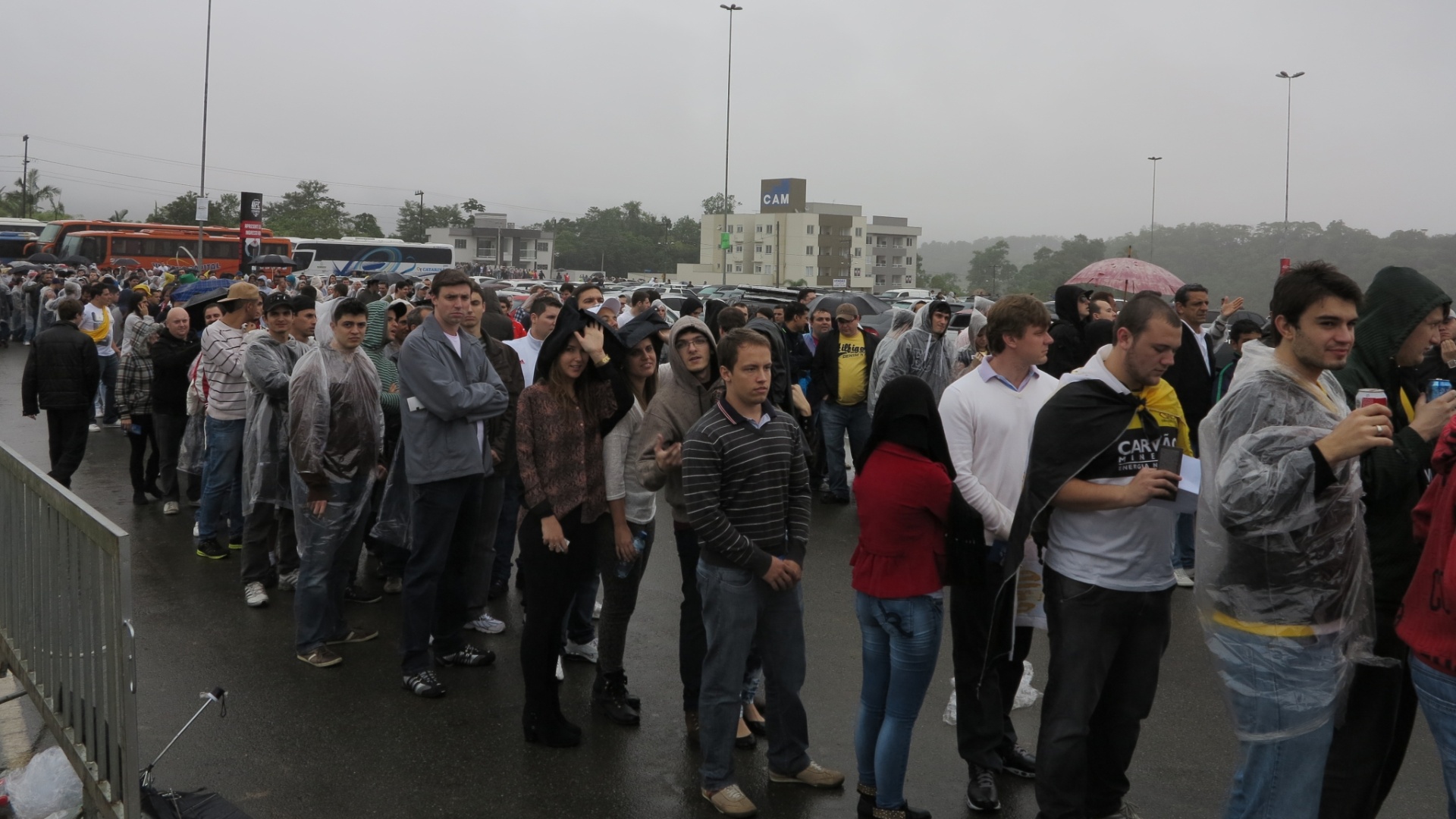 18.mai.2013 - Público enfrenta chuva antes de entrar na Arena Jaraguá - Jorge Corrêa/UOL