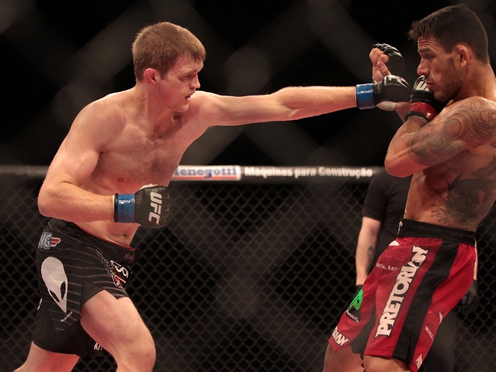 18.mai.2013 - Rafael dos Anjos foi bastante aplaudido pela torcida - Marco Dutra/UOL