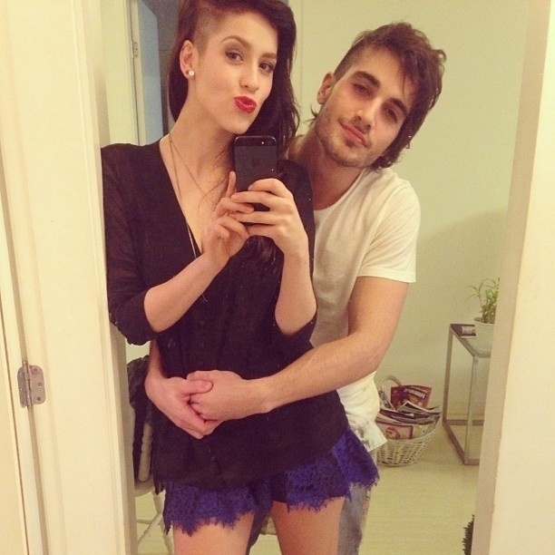 18.mai.2013 -  Sophia Abrahão e Fiuk mostram o cabelo raspado dos lados em foto no Instagram