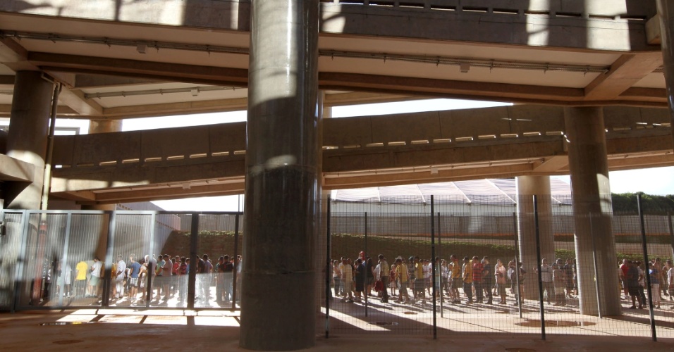 18.mai.2013 - Visão geral da parte interna do Mané Garrincha expõe o belo trabalho arquitetônico do estádio, inaugurado neste sábado para a final do Cadangão
