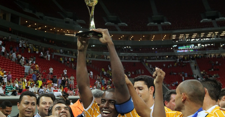 18.maio.2013 - Jogadores do Brasiliense comemoram título do Candangão